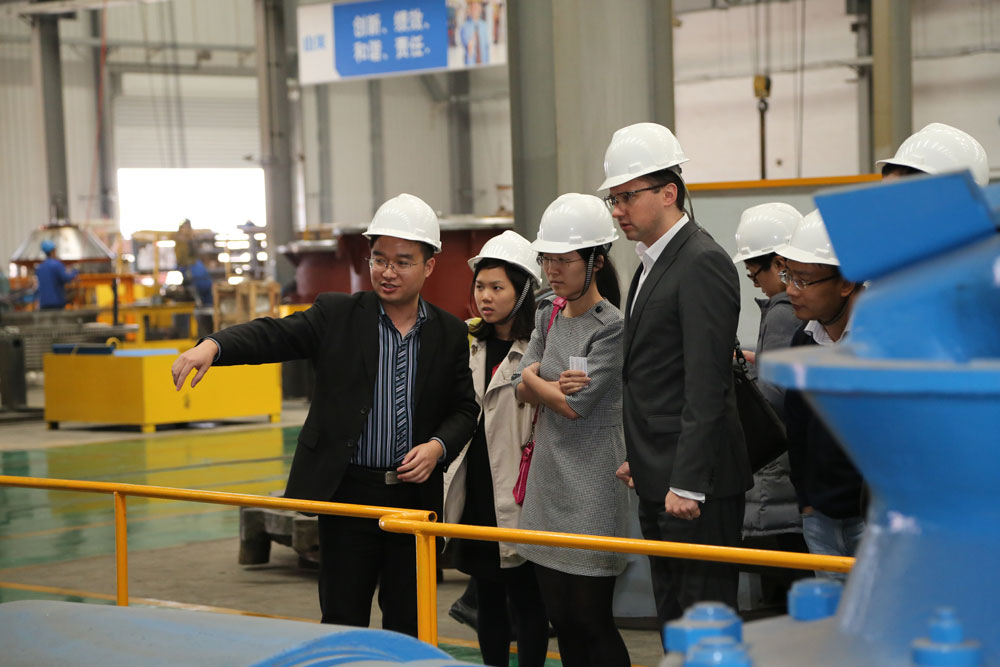 风投考察团参观天博生产车间